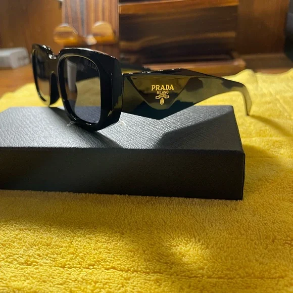 Prada PR 17WS
Black Frames
Shaded Lens
100% Authentic
Double Prada Box - Picture 7 of 10